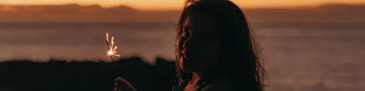 una mujer sonriendo