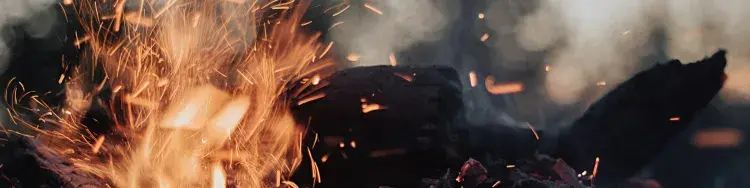un fuego ardiendo
