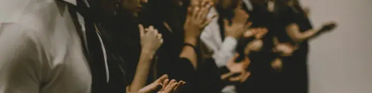 un grupo de personas orando