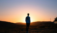 un hombre viendo hacia el cielo