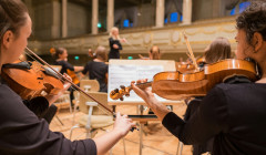 dos chicas tocando musica instrumental