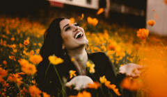 una mujer feliz