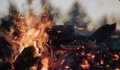 un fuego ardiendo